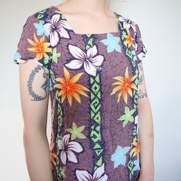 Purple Hawaiian Patterned Dress - Picture 8 of 10